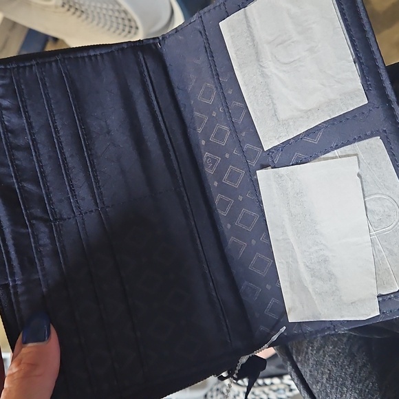 ❄️🆕Vera Bradley Turnlock RFID Wallet “Merry Mischief Snow Day❄️Navy Blue - Picture 4 of 13